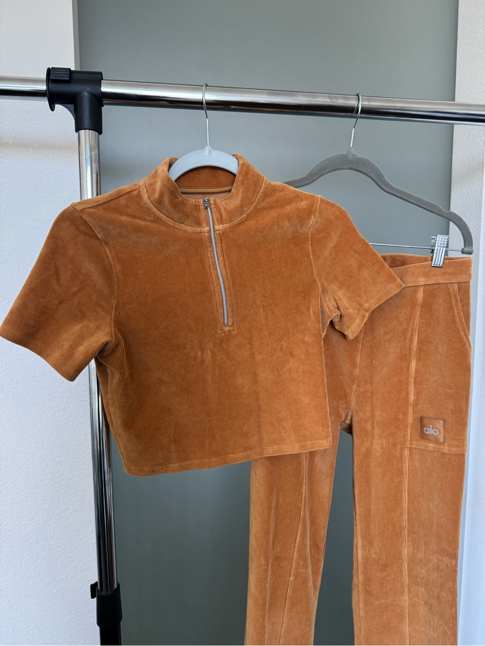 Alo Yoga Micro Corduroy 2 Piece Set Toffee Flare Pants Crop Top S - Picture 6 of 12